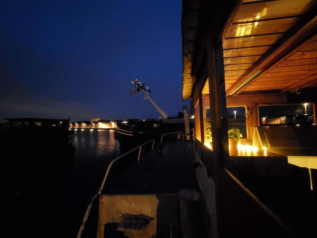 Peniche "Louise Michel" Sejournez Dans L'Appartement Du Capitaine, Offrez Vous Une Experience Inoubliable Au Fil De L'Eau Douai Ngoại thất bức ảnh